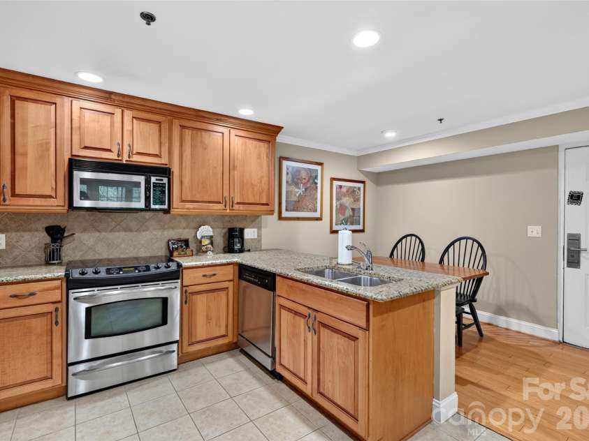 325 Bowling Park Road, Asheville, NC 28803.  MLS# CAR4405300, YatesRealty ID 41587. 