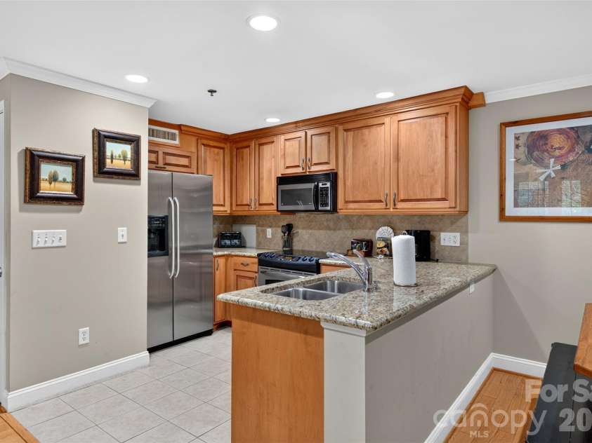 325 Bowling Park Road, Asheville, NC 28803.  MLS# CAR4405300, YatesRealty ID 41587. 