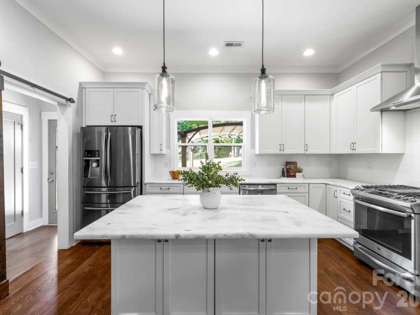 423 Sylvania Avenue, Charlotte, NC 28206.  MLS# CAR4409126, YatesRealty ID 41592. 