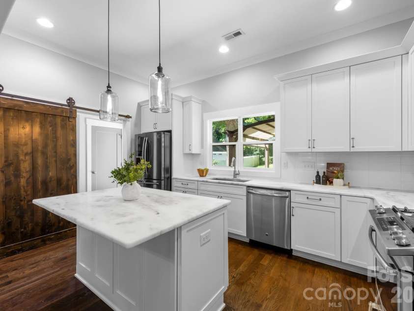 423 Sylvania Avenue, Charlotte, NC 28206.  MLS# CAR4409126, YatesRealty ID 41592. 