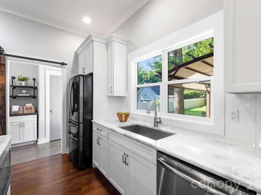 423 Sylvania Avenue, Charlotte, NC 28206.  MLS# CAR4409126, YatesRealty ID 41592. 