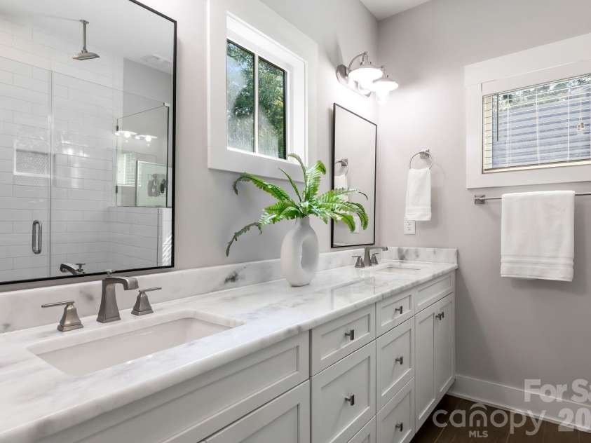 423 Sylvania Avenue, Charlotte, NC 28206.  MLS# CAR4409126, YatesRealty ID 41592. 