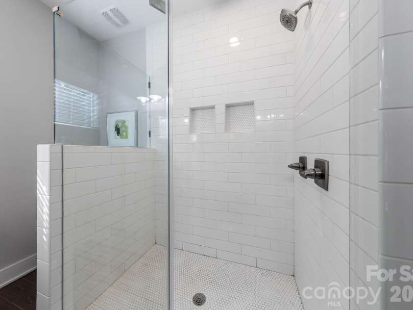 423 Sylvania Avenue, Charlotte, NC 28206.  MLS# CAR4409126, YatesRealty ID 41592. 