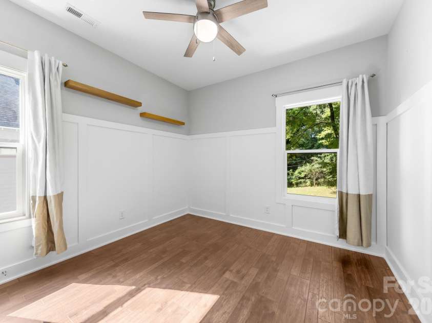 423 Sylvania Avenue, Charlotte, NC 28206.  MLS# CAR4409126, YatesRealty ID 41592. 