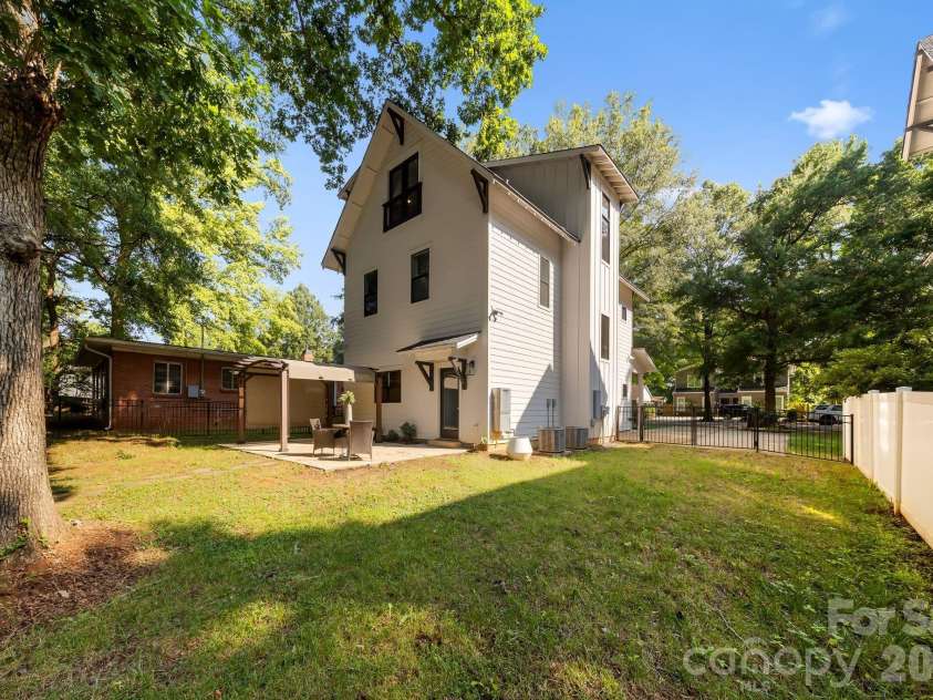 423 Sylvania Avenue, Charlotte, NC 28206.  MLS# CAR4409126, YatesRealty ID 41592. 