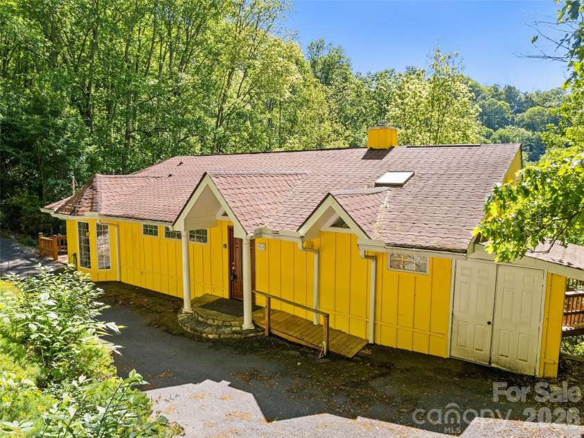 969 Mountain View Drive, Maggie Valley, NC 28751.  MLS# CAR4406621, YatesRealty ID 41593. 