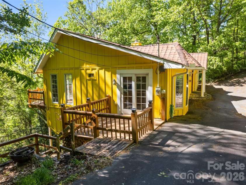 969 Mountain View Drive, Maggie Valley, NC 28751.  MLS# CAR4406621, YatesRealty ID 41593. 