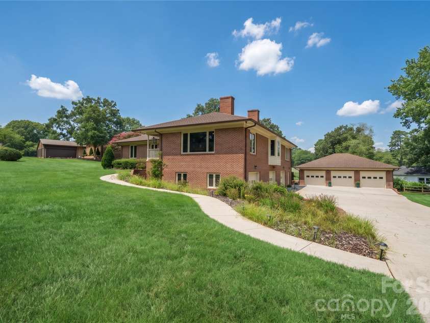 1419 Stoneyridge Drive, Charlotte, NC 28214.  MLS# CAR4411304, YatesRealty ID 41597. 
