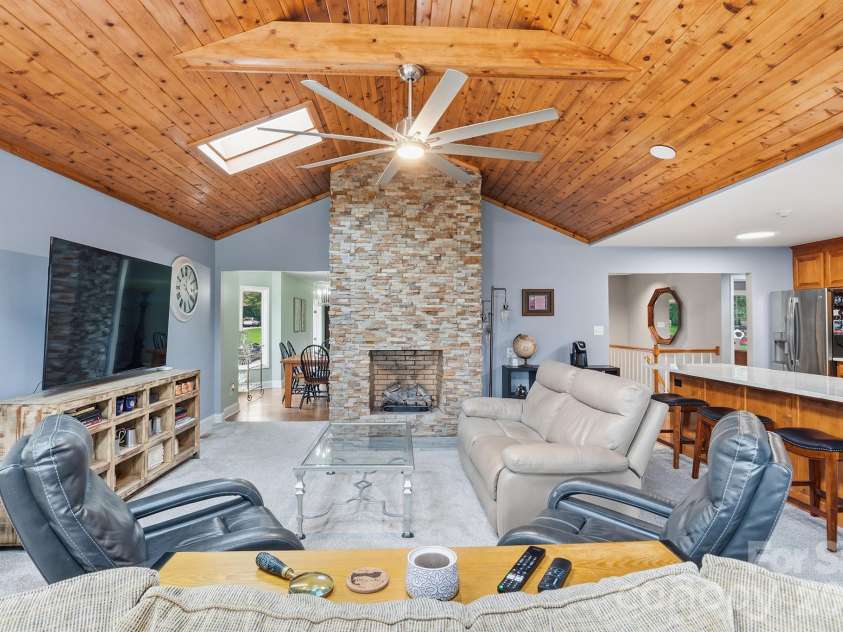 1419 Stoneyridge Drive, Charlotte, NC 28214.  MLS# CAR4411304, YatesRealty ID 41597. 