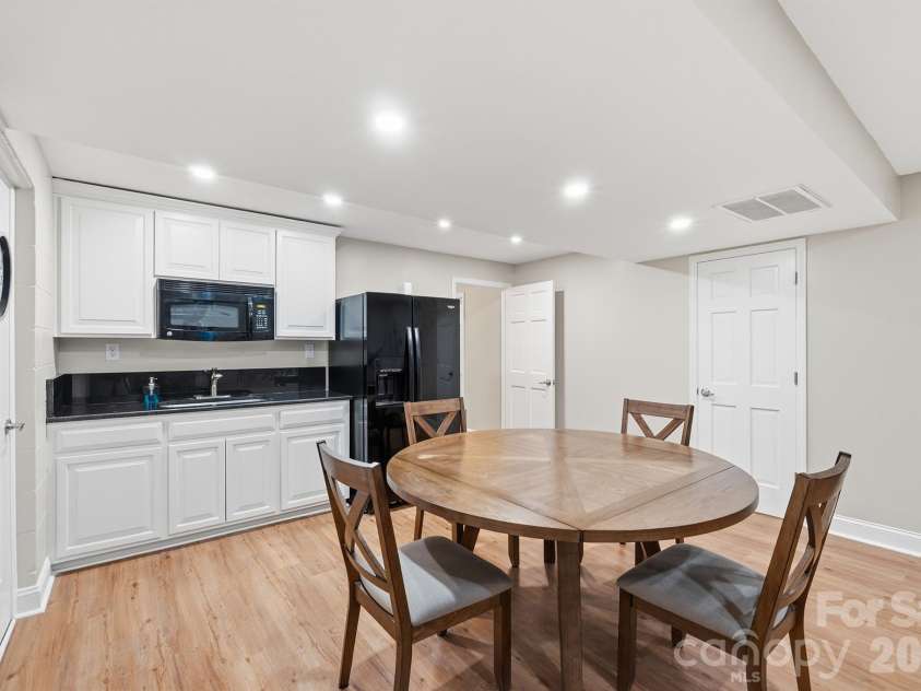 1419 Stoneyridge Drive, Charlotte, NC 28214.  MLS# CAR4411304, YatesRealty ID 41597. 