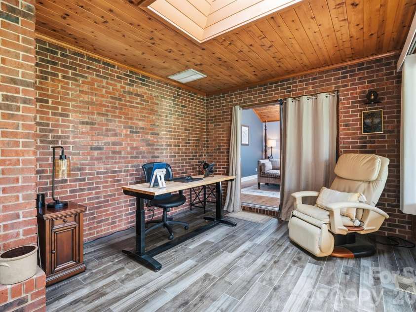 1419 Stoneyridge Drive, Charlotte, NC 28214.  MLS# CAR4411304, YatesRealty ID 41597. 