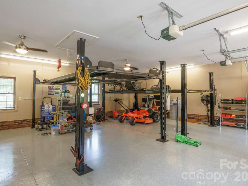 1419 Stoneyridge Drive, Charlotte, NC 28214.  MLS# CAR4411304, YatesRealty ID 41597. 