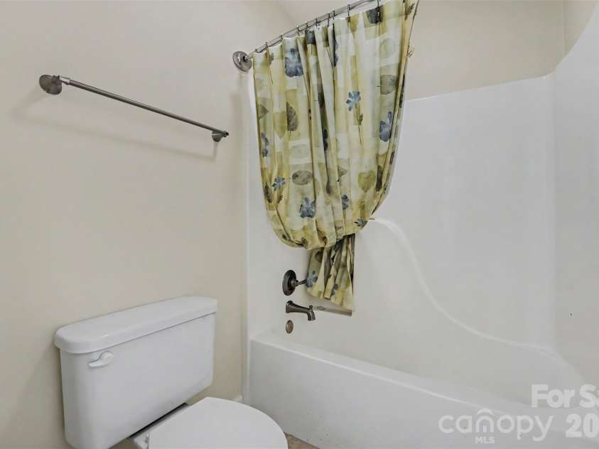 4858 Elmhurst Drive, Hickory, NC 28601.  MLS# CAR4402326, YatesRealty ID 41598. 