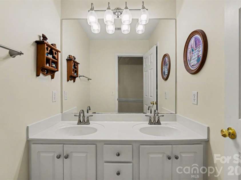 4858 Elmhurst Drive, Hickory, NC 28601.  MLS# CAR4402326, YatesRealty ID 41598. Bathroom