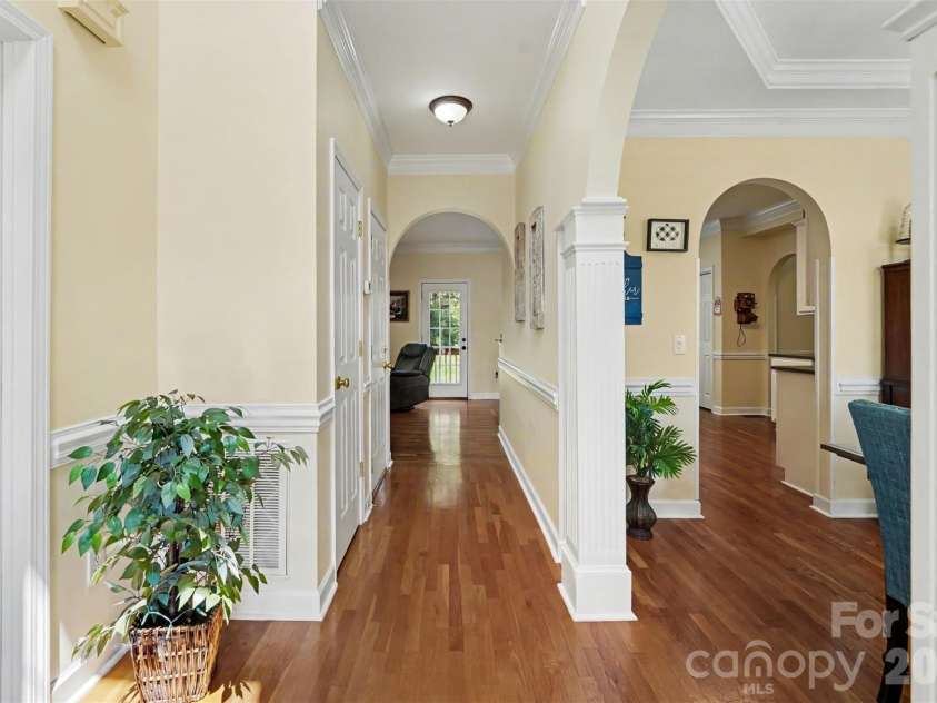 4858 Elmhurst Drive, Hickory, NC 28601.  MLS# CAR4402326, YatesRealty ID 41598. Entryway