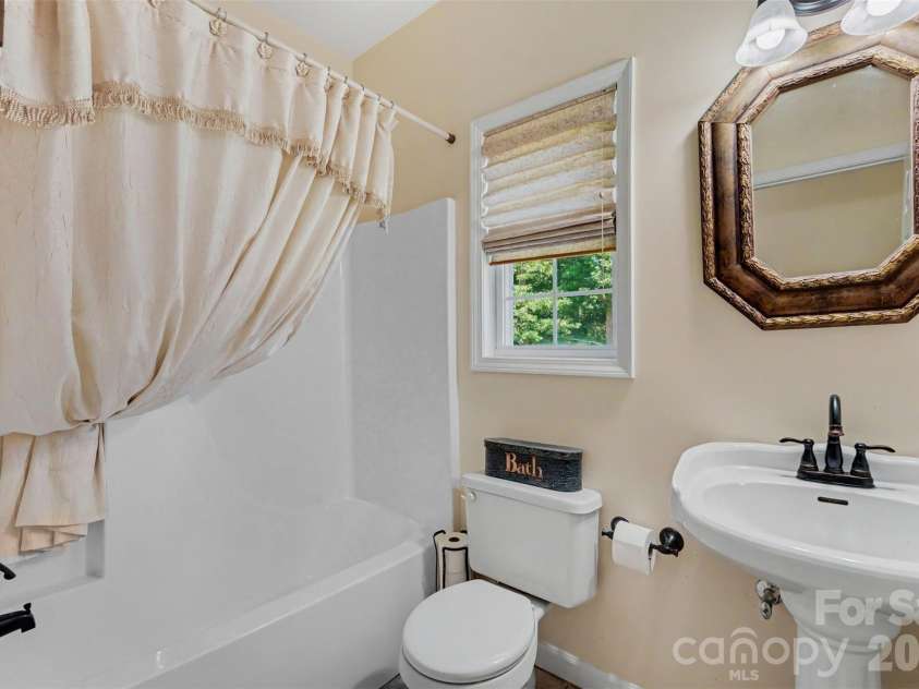4858 Elmhurst Drive, Hickory, NC 28601.  MLS# CAR4402326, YatesRealty ID 41598. Full bath downstairs
