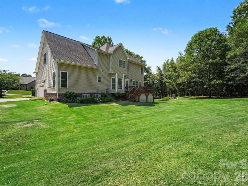 4858 Elmhurst Drive, Hickory, NC 28601.  MLS# CAR4402326, YatesRealty ID 41598. Gorgeous backyard
