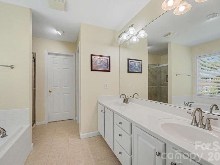 4858 Elmhurst Drive, Hickory, NC 28601.  MLS# CAR4402326, YatesRealty ID 41598. Primary Bath