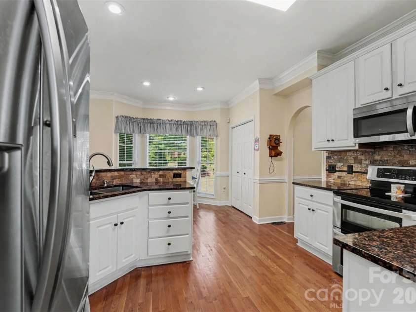 4858 Elmhurst Drive, Hickory, NC 28601.  MLS# CAR4402326, YatesRealty ID 41598. Spacious kitchen