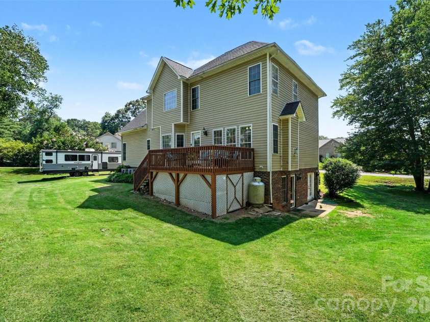 4858 Elmhurst Drive, Hickory, NC 28601.  MLS# CAR4402326, YatesRealty ID 41598. Stunning back deck