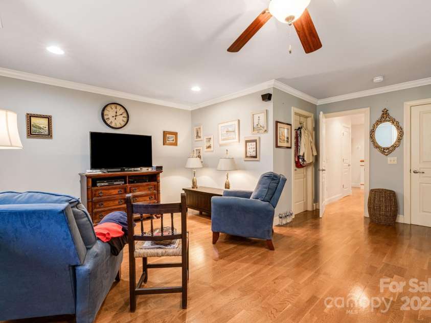 28 Trafalgar Circle, Asheville, NC 28805.  MLS# CAR4294578, YatesRealty ID 416. 