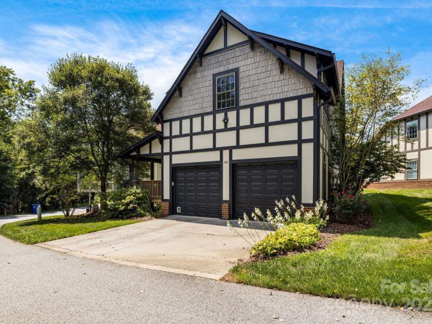 28 Trafalgar Circle, Asheville, NC 28805.  MLS# CAR4294578, YatesRealty ID 416. 