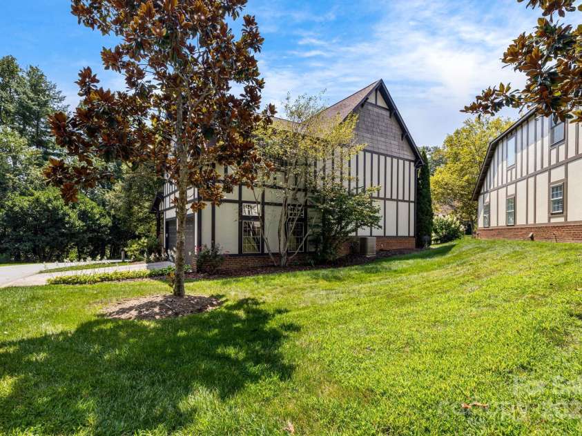 28 Trafalgar Circle, Asheville, NC 28805.  MLS# CAR4294578, YatesRealty ID 416. 