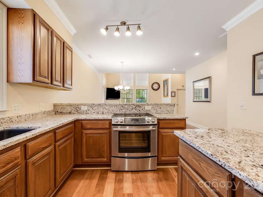 28 Trafalgar Circle, Asheville, NC 28805.  MLS# CAR4294578, YatesRealty ID 416. 