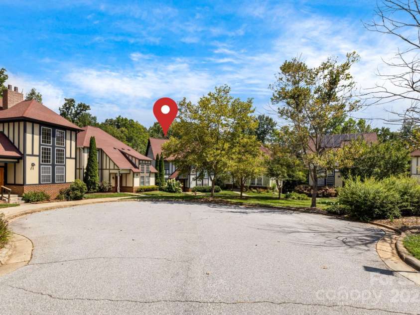28 Trafalgar Circle, Asheville, NC 28805.  MLS# CAR4294578, YatesRealty ID 416. 