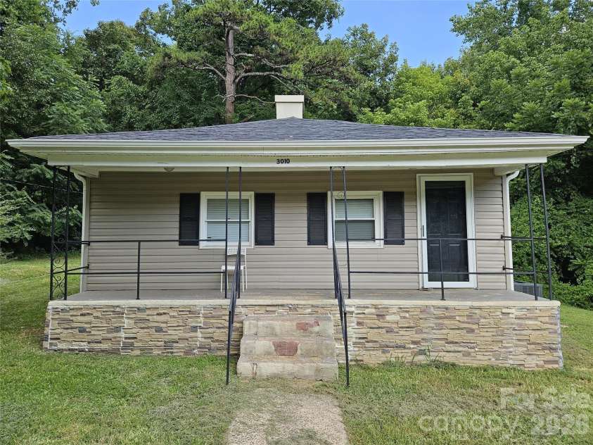 3010 Capitol Drive, Charlotte, NC 28208.  MLS# CAR4409690, YatesRealty ID 41604. 