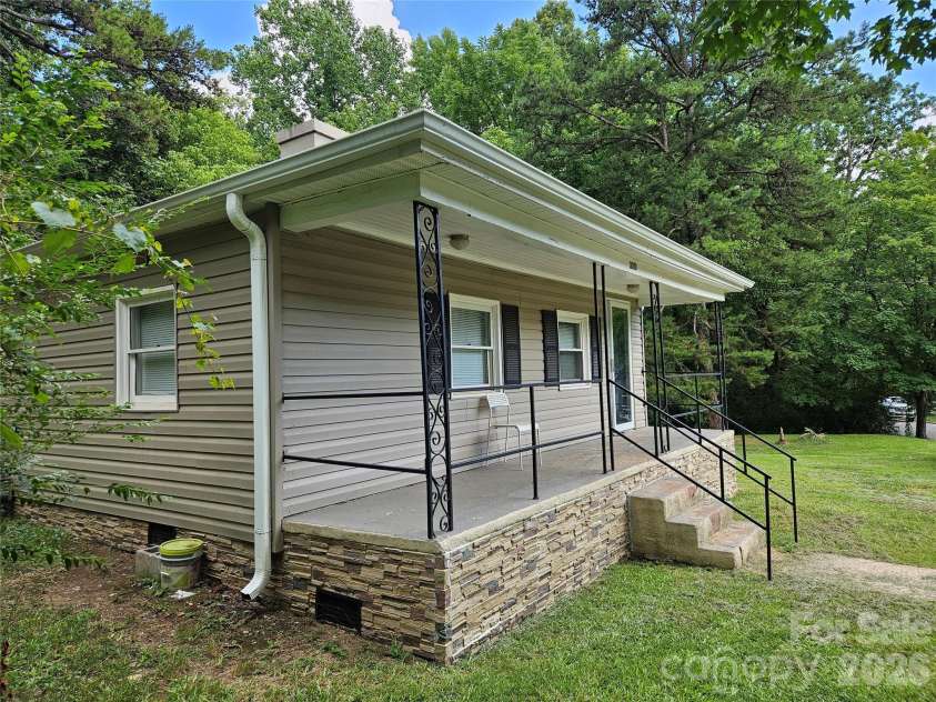 3010 Capitol Drive, Charlotte, NC 28208.  MLS# CAR4409690, YatesRealty ID 41604. 