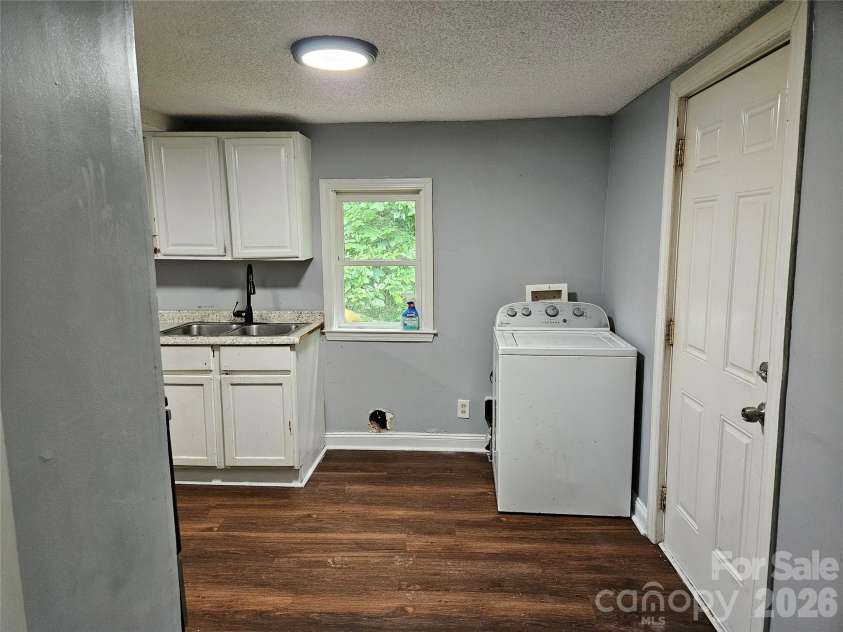 3010 Capitol Drive, Charlotte, NC 28208.  MLS# CAR4409690, YatesRealty ID 41604. 