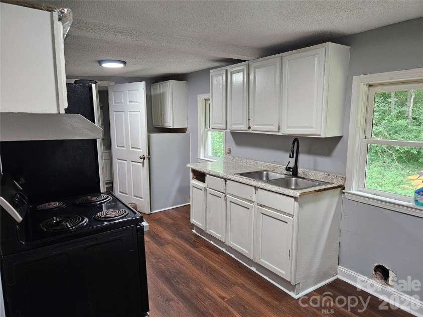 3010 Capitol Drive, Charlotte, NC 28208.  MLS# CAR4409690, YatesRealty ID 41604. 