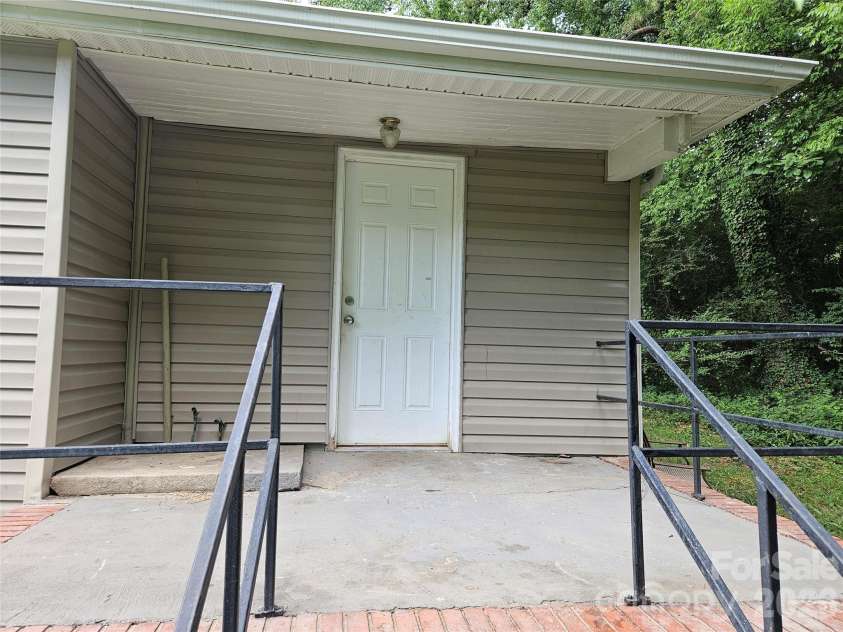 3010 Capitol Drive, Charlotte, NC 28208.  MLS# CAR4409690, YatesRealty ID 41604. 