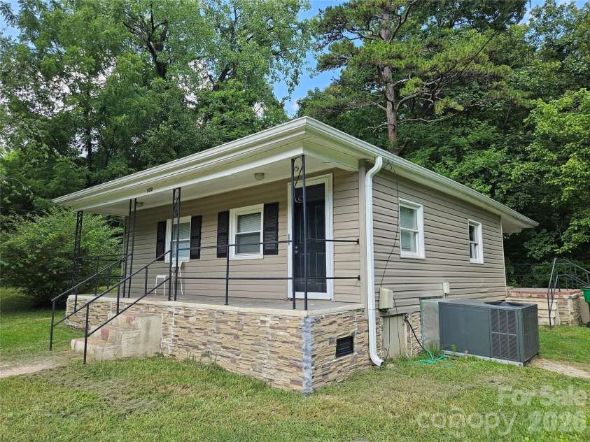 3010 Capitol Drive, Charlotte, NC 28208.  MLS# CAR4409690, YatesRealty ID 41604. 