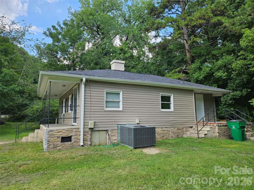 3010 Capitol Drive, Charlotte, NC 28208.  MLS# CAR4409690, YatesRealty ID 41604. 