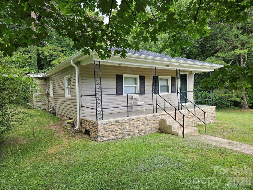 3010 Capitol Drive, Charlotte, NC 28208.  MLS# CAR4409690, YatesRealty ID 41604. 