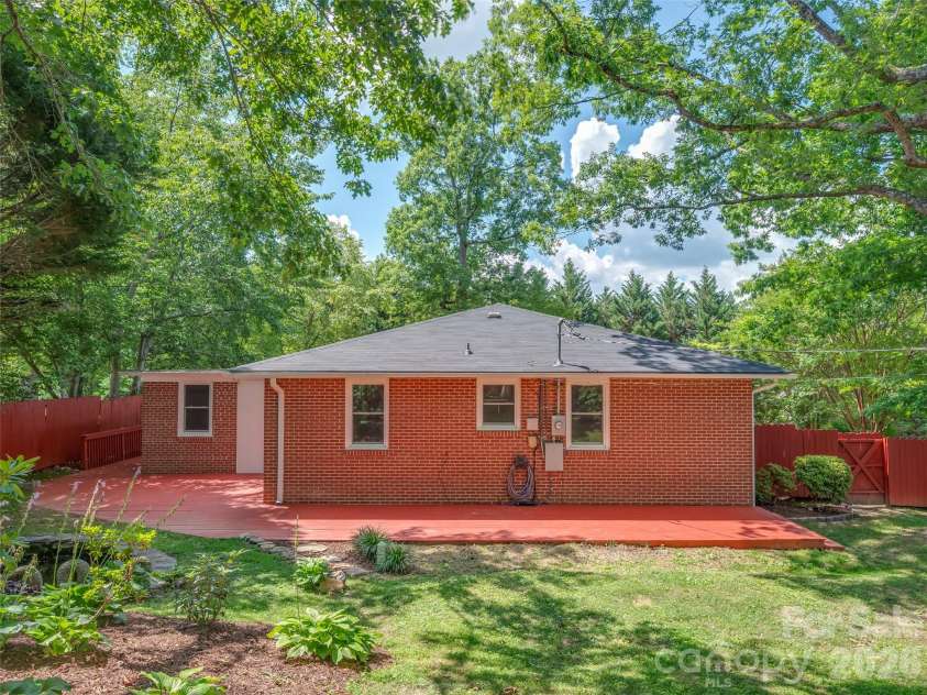 917 Blue Ridge Road, East Flat Rock, NC 28726.  MLS# CAR4402253, YatesRealty ID 41608. 