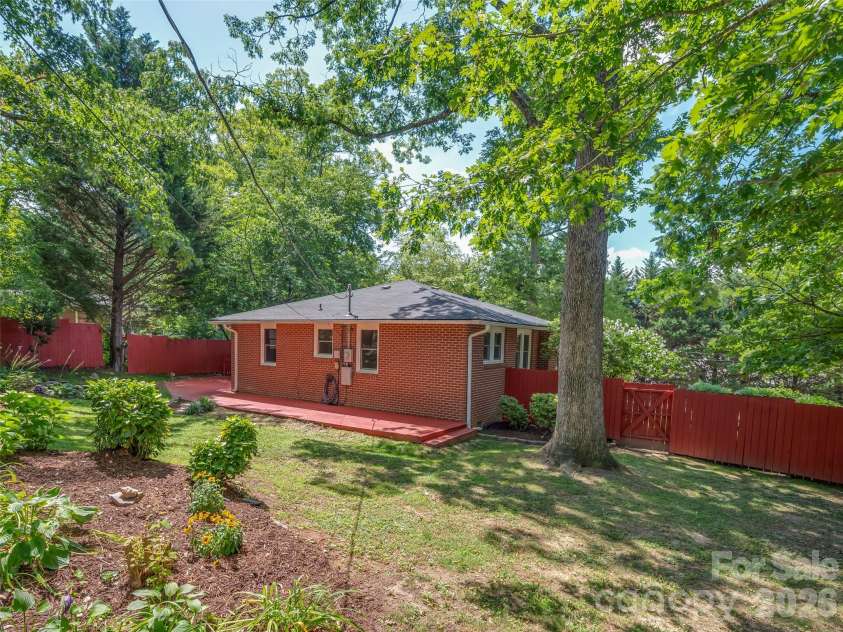917 Blue Ridge Road, East Flat Rock, NC 28726.  MLS# CAR4402253, YatesRealty ID 41608. 