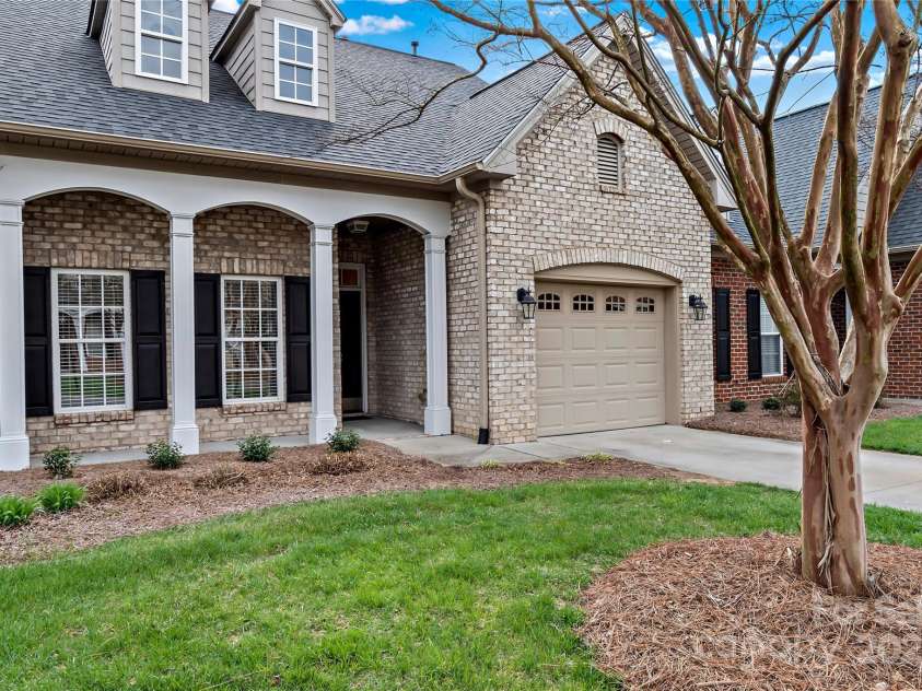 302 Pelican Lane, Clemmons, NC 27012.  MLS# CAR4240695, YatesRealty ID 4161. 