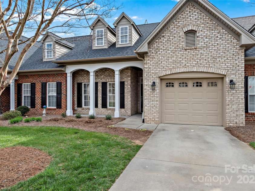 302 Pelican Lane, Clemmons, NC 27012.  MLS# CAR4240695, YatesRealty ID 4161. 
