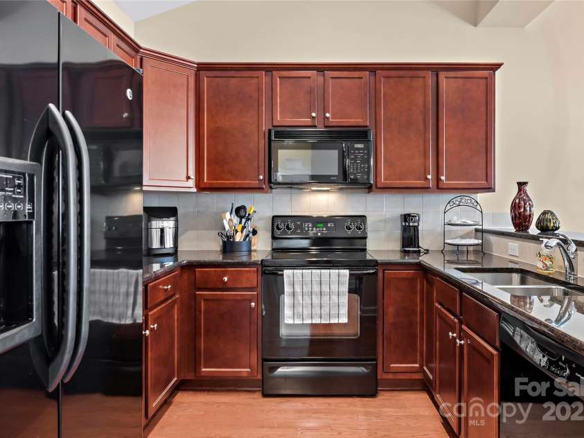 302 Pelican Lane, Clemmons, NC 27012.  MLS# CAR4240695, YatesRealty ID 4161. 