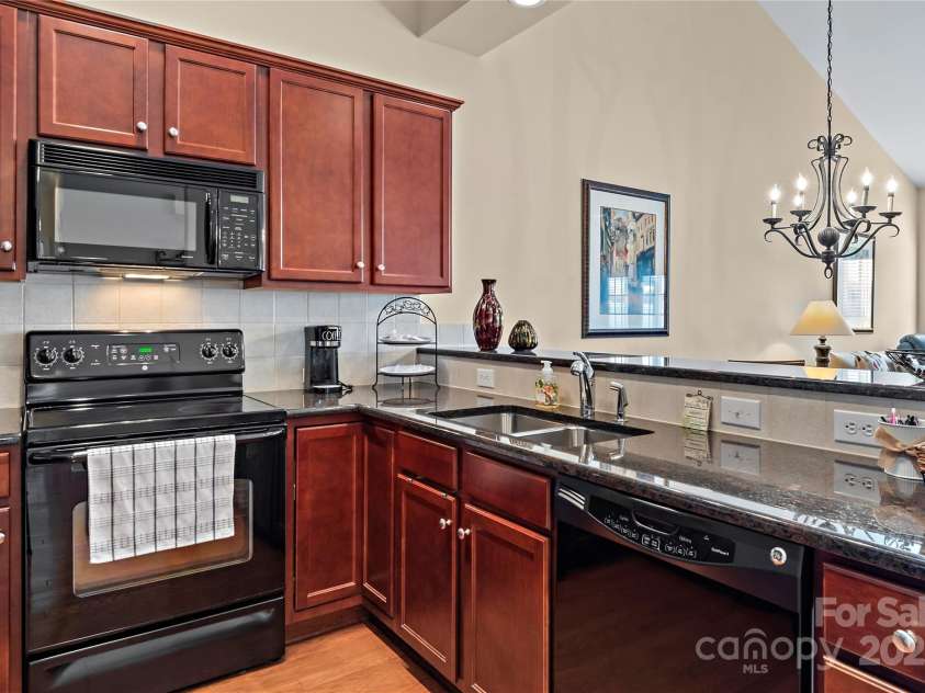 302 Pelican Lane, Clemmons, NC 27012.  MLS# CAR4240695, YatesRealty ID 4161. 