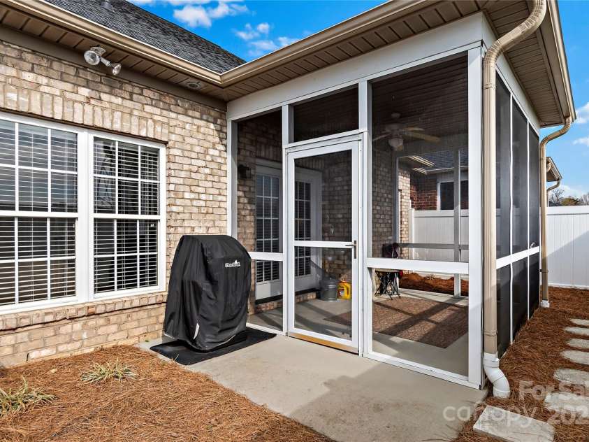 302 Pelican Lane, Clemmons, NC 27012.  MLS# CAR4240695, YatesRealty ID 4161. 