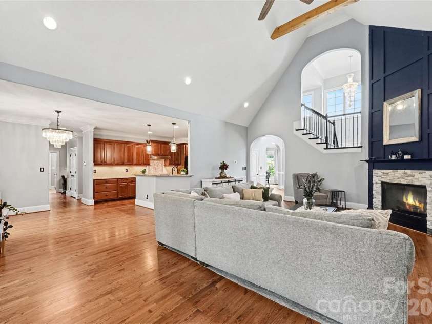 470 Swift Creek Cove, Lake Wylie, SC 29710.  MLS# CAR4405807, YatesRealty ID 41611. Dramatic Great Room