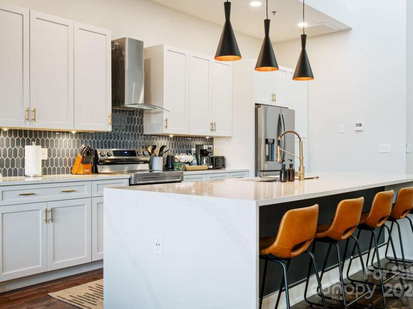 122 College Street, Asheville, NC 28801.  MLS# CAR4208358, YatesRealty ID 4162. 