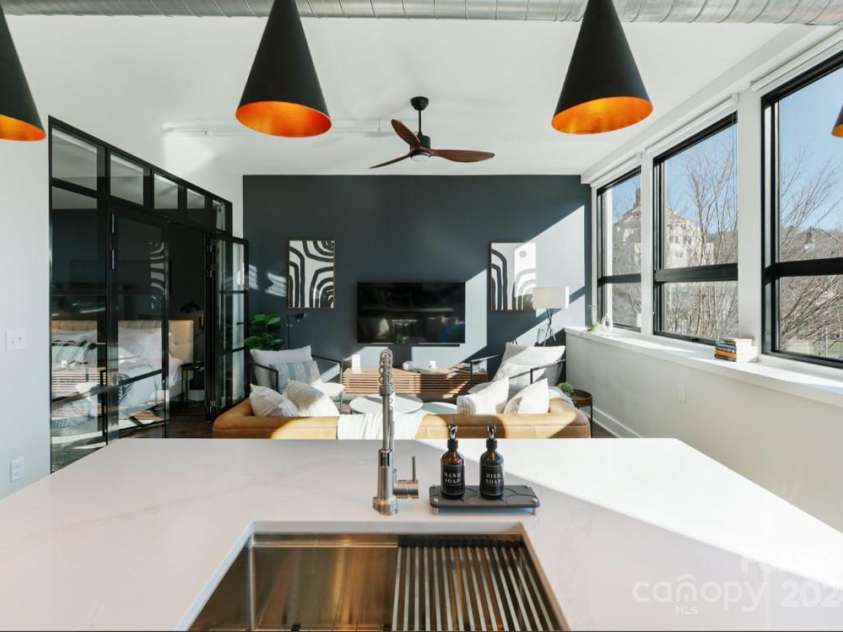 122 College Street, Asheville, NC 28801.  MLS# CAR4208358, YatesRealty ID 4162. 