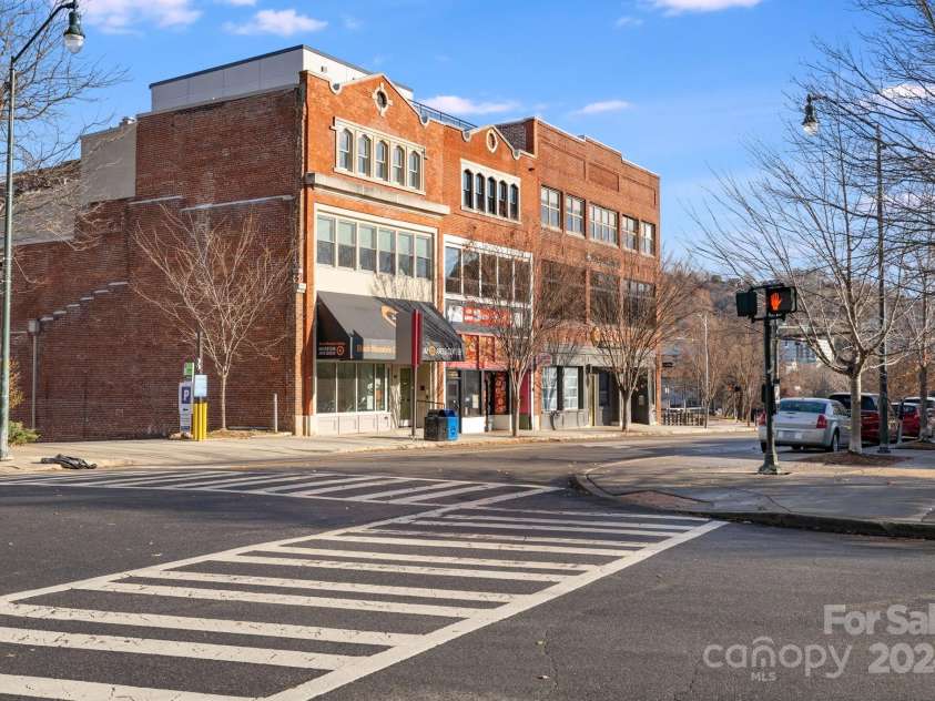 122 College Street, Asheville, NC 28801.  MLS# CAR4208358, YatesRealty ID 4162. 