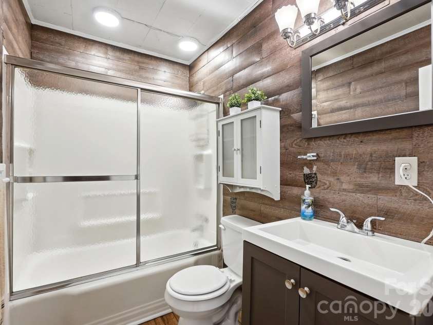 419 Jackson Street, Albemarle, NC 28001.  MLS# CAR4408886, YatesRealty ID 41626. Full bathroom