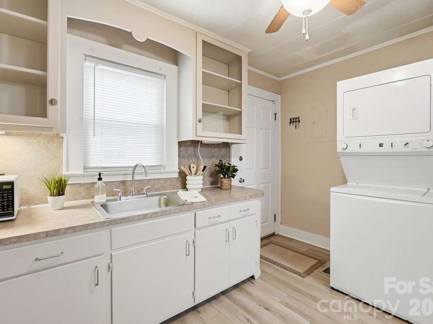 419 Jackson Street, Albemarle, NC 28001.  MLS# CAR4408886, YatesRealty ID 41626. Kitchen with convenient laundry area